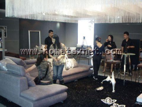 客戶挑選蝶依斕家居布藝沙發(fā)